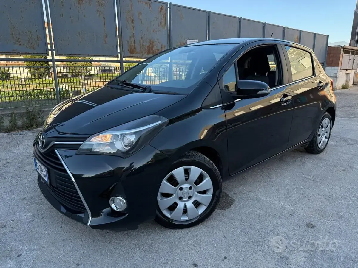 Usata Toyota Yaris 90 CV (66 kW) 2015 Nero Utilitaria