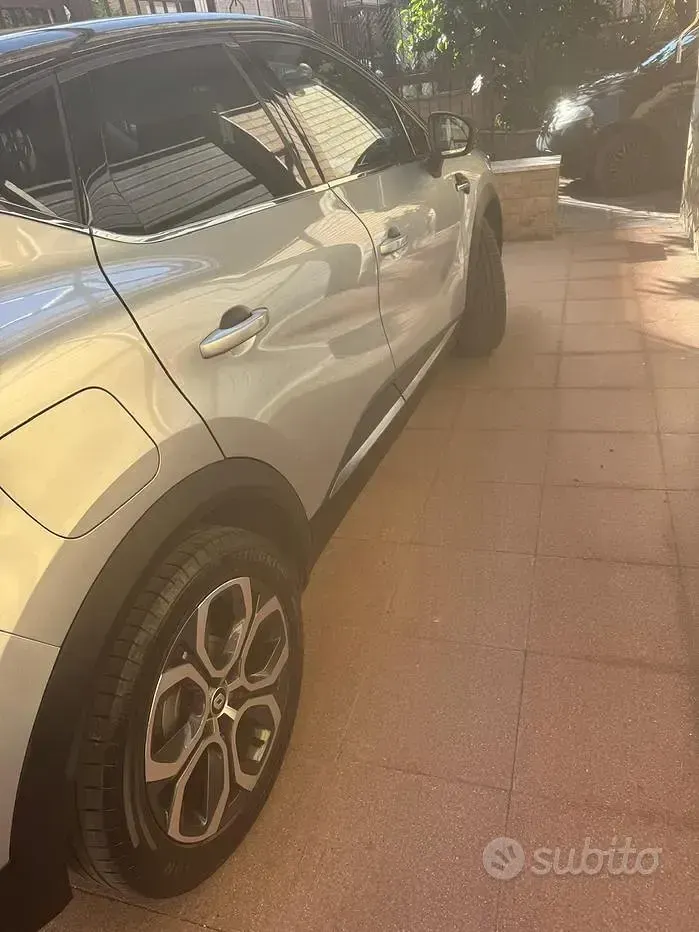 Usata Renault Captur Techno 101 CV (74 kW) 2023 Grigio SUV
