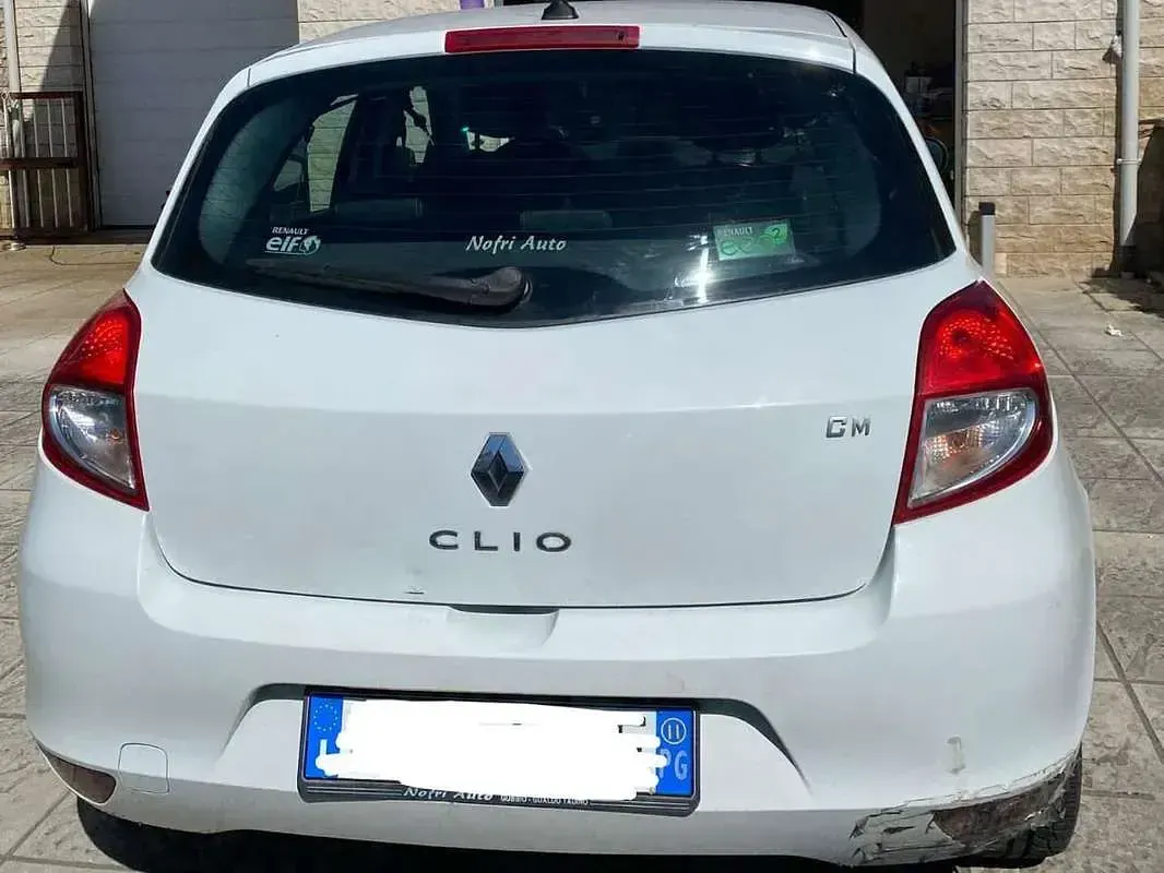 Usata Renault Clio III Dynamique 75 CV (55 kW) 2011 Bianco Berlina