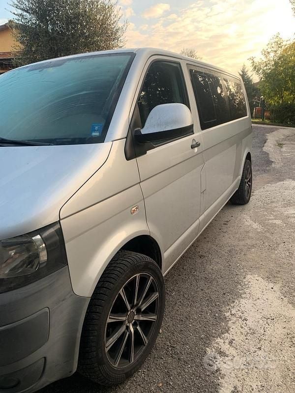 Grigio Usata 2010 VW Caravelle Monovolume | 18.500 € (Buon prezzo) - Immagine 1/4