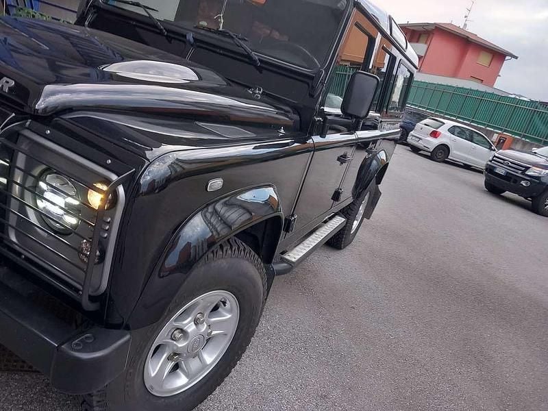 Usata Land Rover Defender SE 122 CV (89 kW) 2010 Nero Station wagon