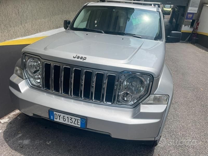 Usata Jeep Cherokee 177 CV (130 kW) 2009 Grigio SUV