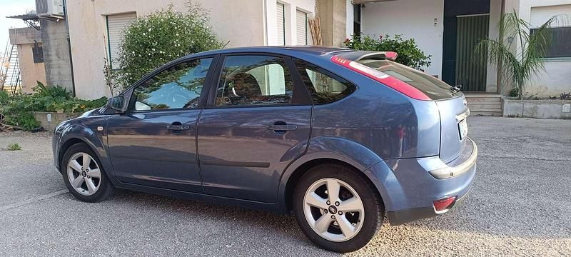 Usata 2005 Ford Focus Tre volumi | 2500 € (Buon prezzo) - Immagine 1/4