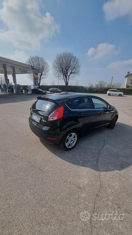 Usata Ford Fiesta 75 CV (55 kW) 2015 Nero Berlina
