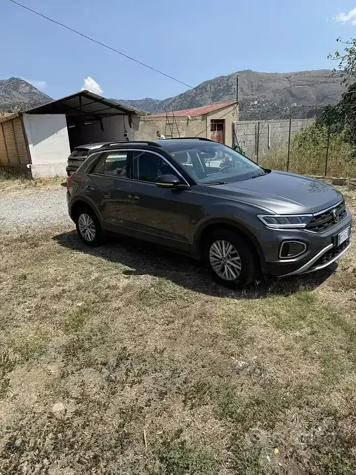 Usata VW T-Roc Life 150 CV (110 kW) 2024 Grigio SUV