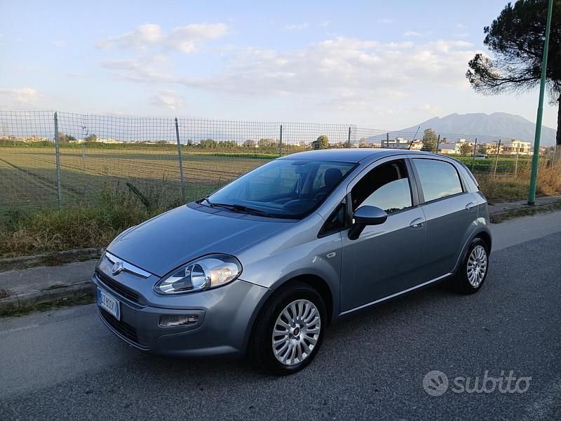 Grigio Usata 2010 Fiat Grande Punto Dynamic Due volumi | 3500 € (Buon prezzo) - Immagine 1/4