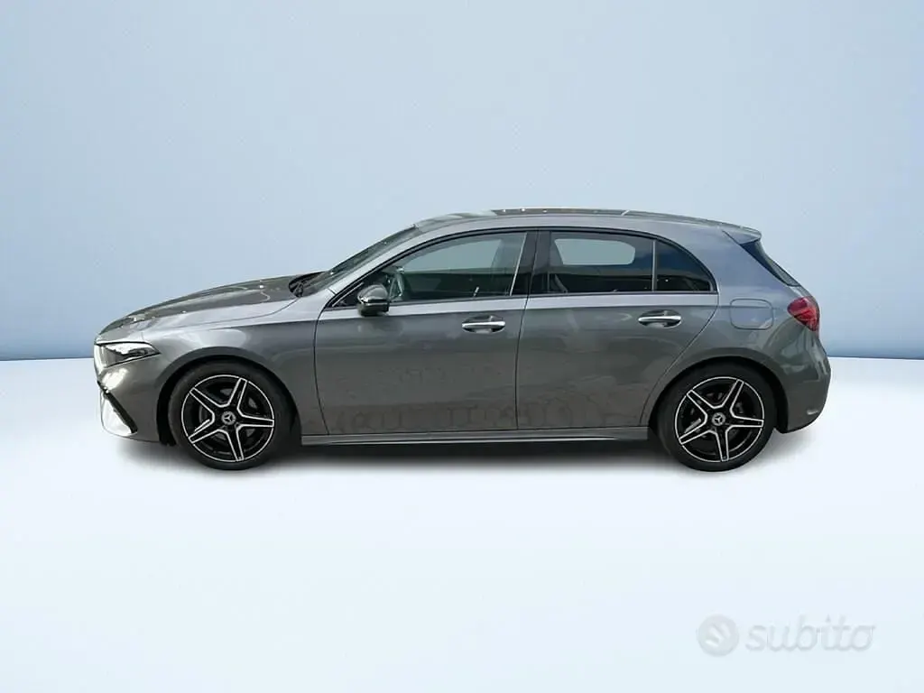 Usata Mercedes A180 AMG Line Premium 116 CV (85 kW) 2023 Grigio metallizzato Berlina
