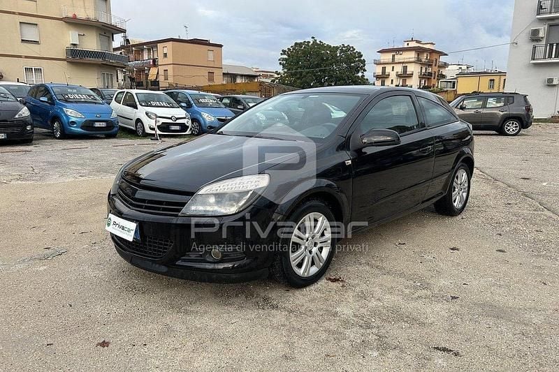 Nero Usata 2010 Opel Astra GTC Edition Tre volumi | 3500 € (Buon prezzo) - Immagine 1/4