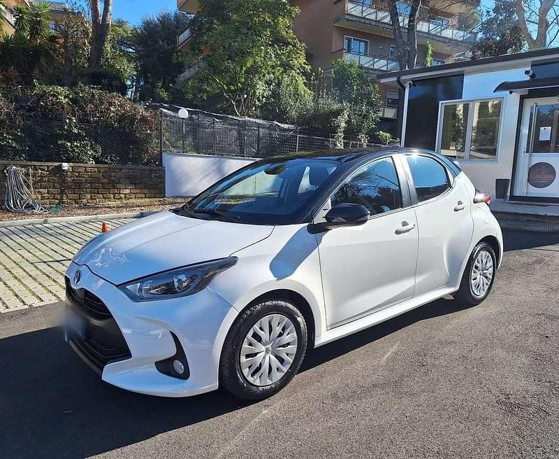 Bianco Usata 2023 Toyota Yaris Hybrid Active Berlina | 15.900 € (Ottimo prezzo) - Immagine 1/4