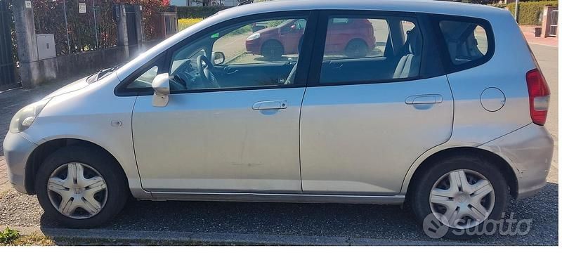 Usata Honda Jazz 78 CV (57 kW) 2004 Grigio Utilitaria