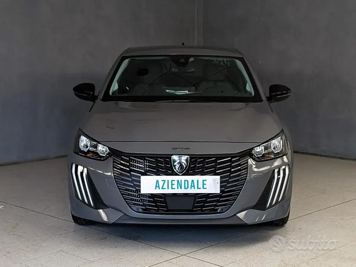 Usata Peugeot 208 Allure 101 CV (74 kW) 2025 Grigio Utilitaria