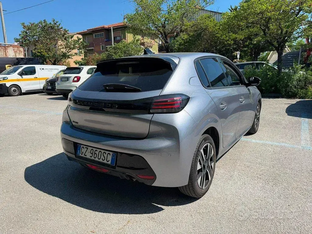 Usata Peugeot 208 Allure 101 CV (74 kW) 2025 Grigio Utilitaria