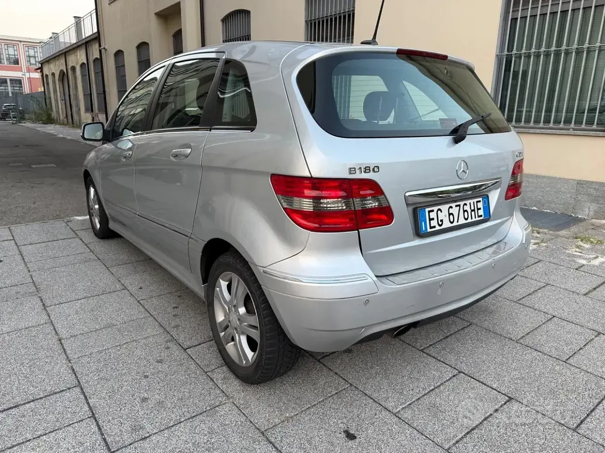 Usata Mercedes B180 Executive 109 CV (80 kW) 2010 Grigio Monovolume