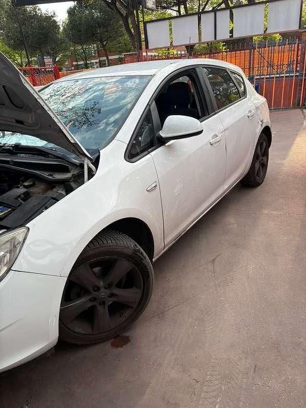 Käytetty Opel Astra 101 HP (74 kW) 2010 Sedan