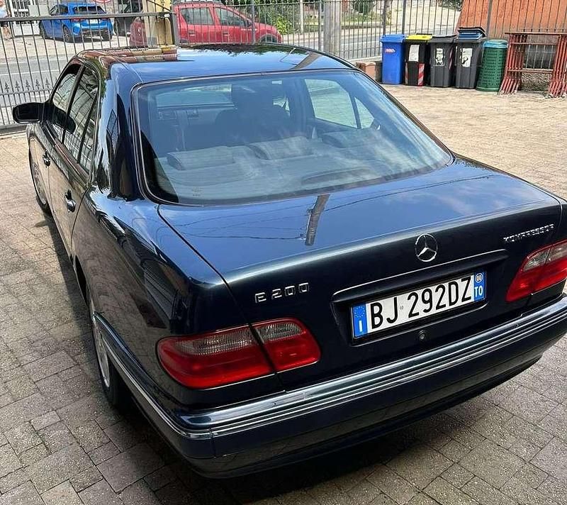 Usata Mercedes E200 Elegance 186 CV (136 kW) 2000 Blu/azzurro Berlina