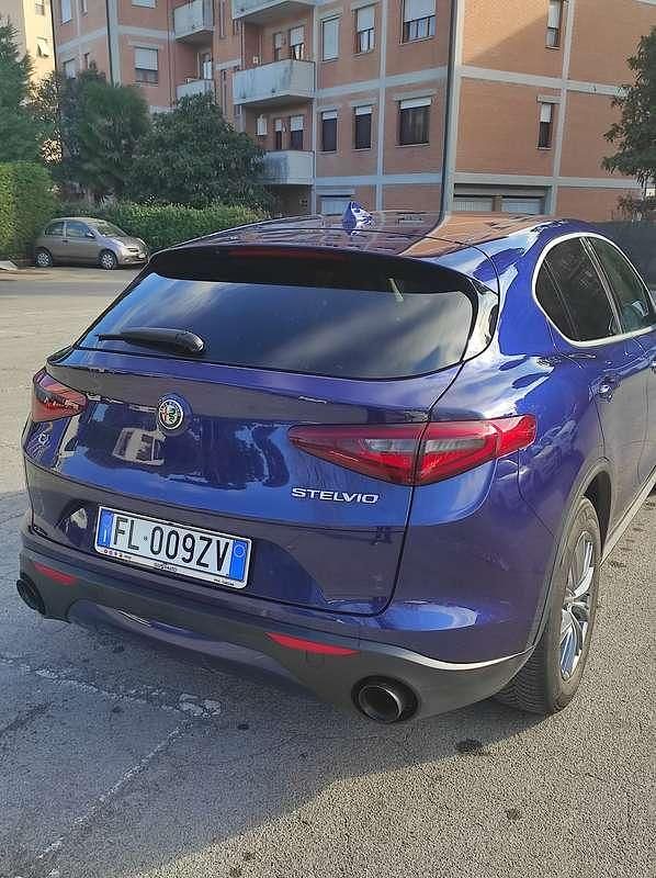 Usata Alfa Romeo Stelvio Executive 209 CV (153 kW) 2017 Blu/azzurro SUV