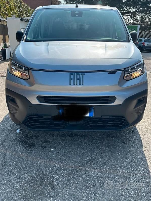 Usata Fiat Doblò 131 CV (96 kW) 2024 Grigio Monovolume