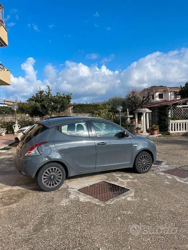 Usata Lancia Ypsilon 69 CV (50 kW) 2014 Grigio Utilitaria
