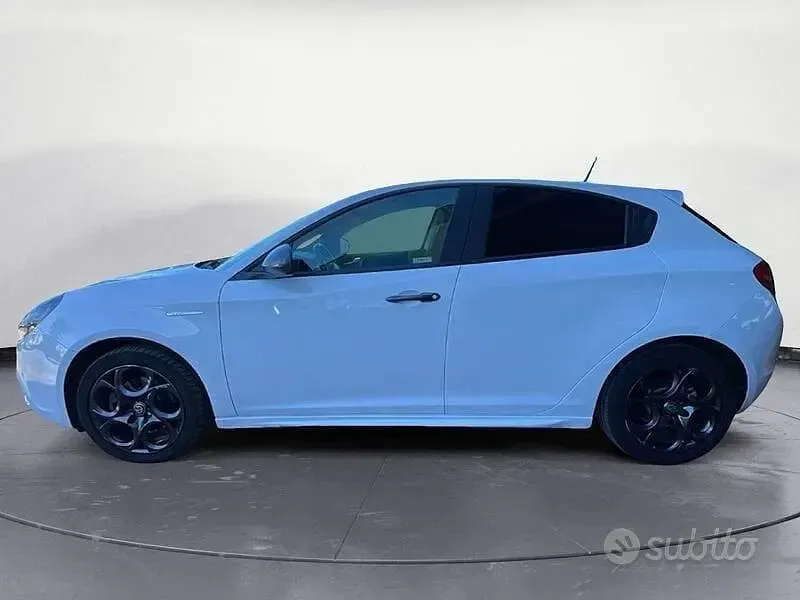 Usata Alfa Romeo Giulietta Distinctive 150 CV (110 kW) 2017 Bianco Utilitaria