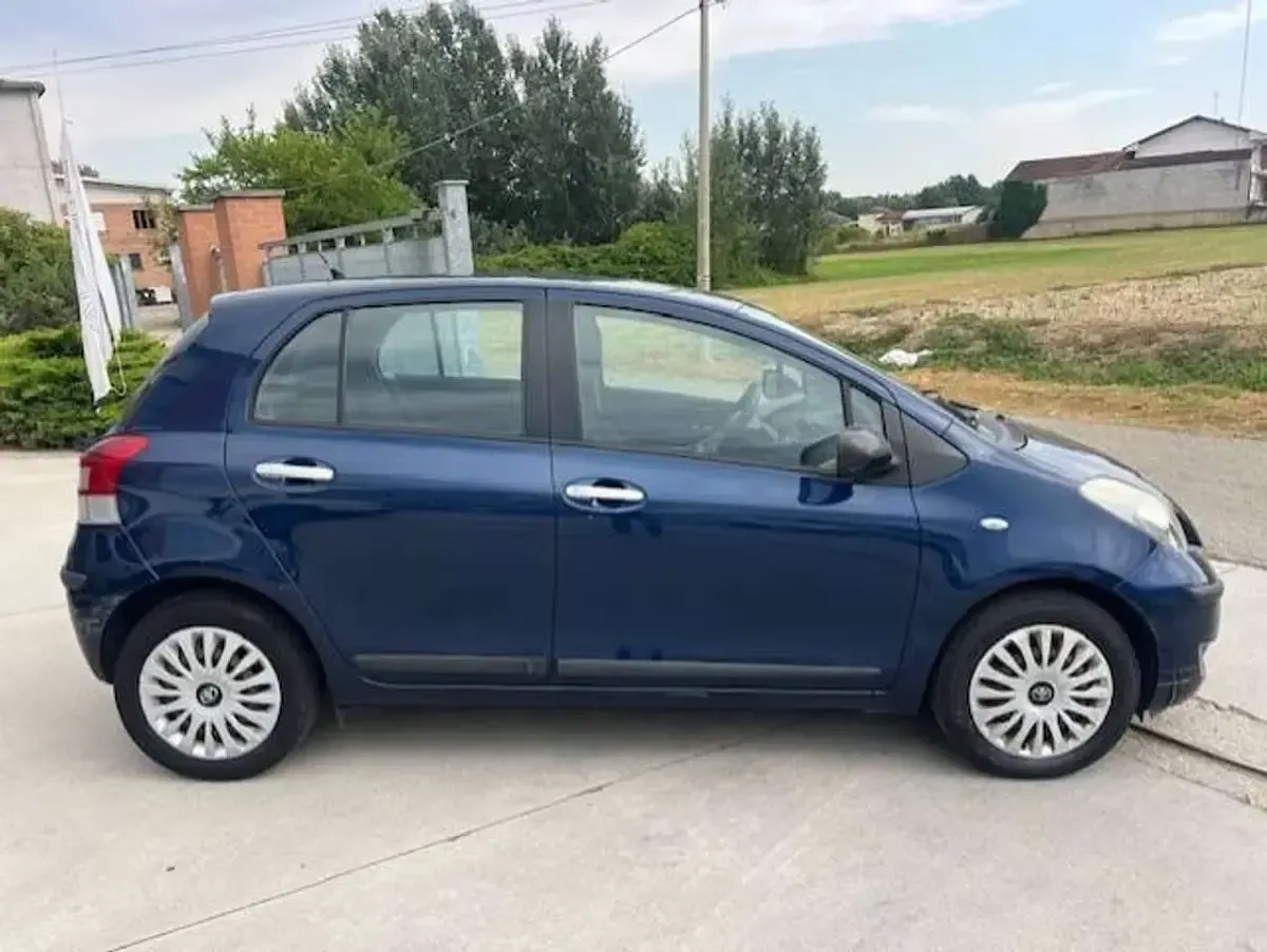Usata Toyota Yaris Sol 69 CV (50 kW) 2010 Blu/azzurro Utilitaria