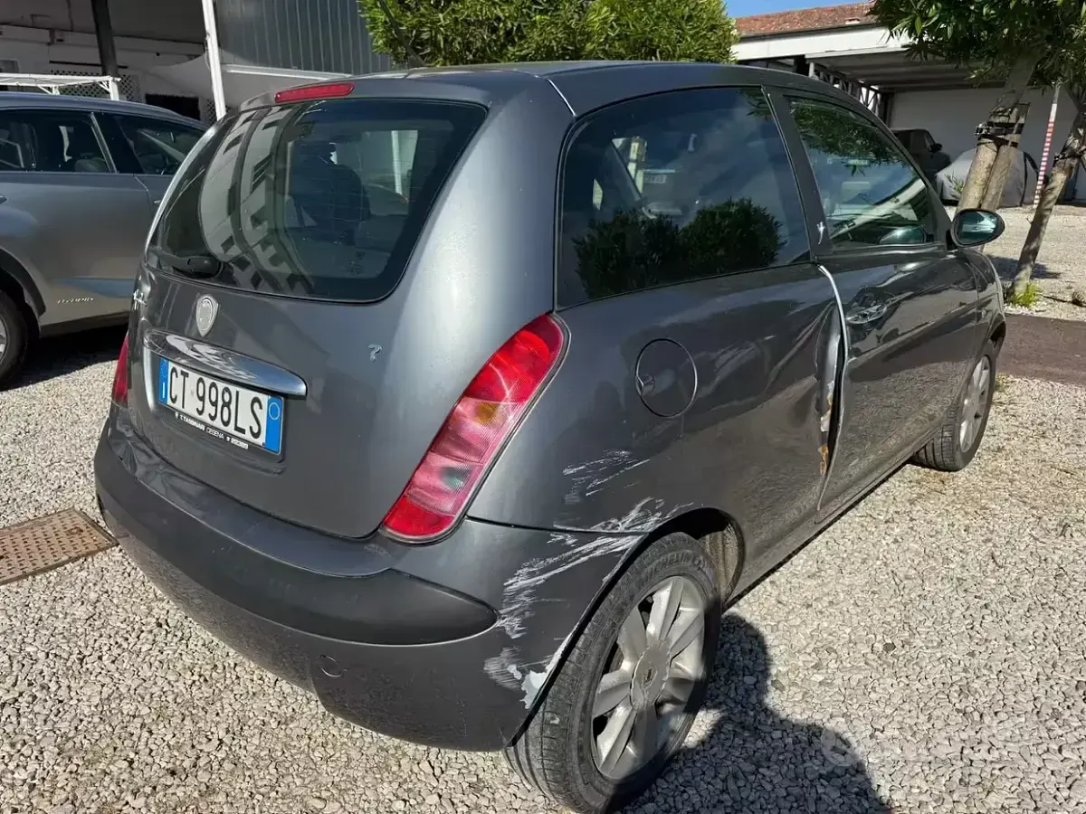 Usata Lancia Ypsilon 60 CV (44 kW) 2005 Grigio Utilitaria