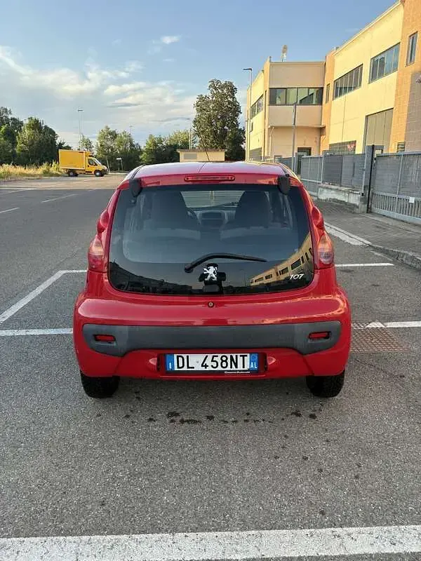 Usata Peugeot 107 68 CV (50 kW) 2007 Rosso Utilitaria