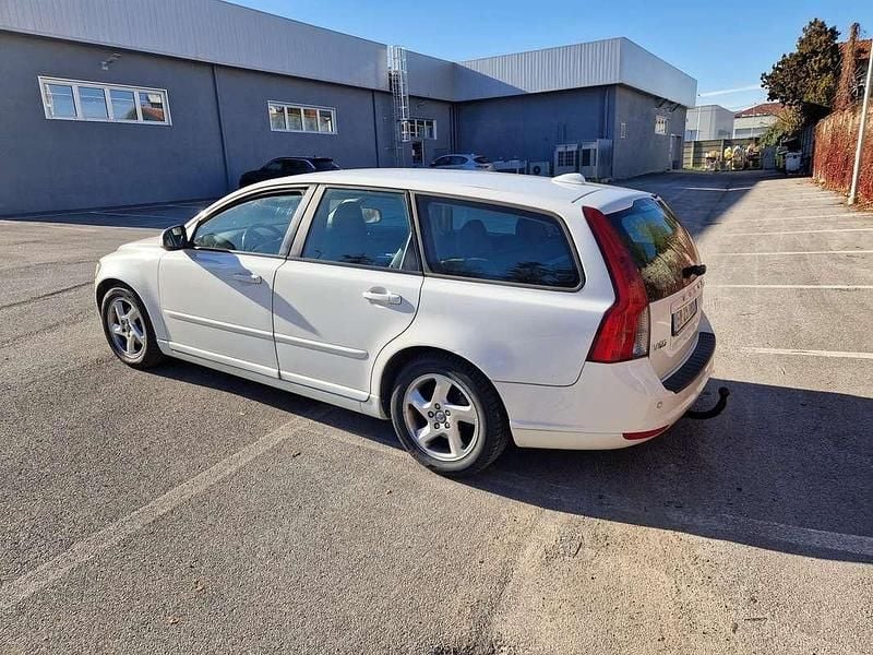 Usata Volvo V50 Momentum 109 CV (80 kW) 2012 Bianco Station wagon
