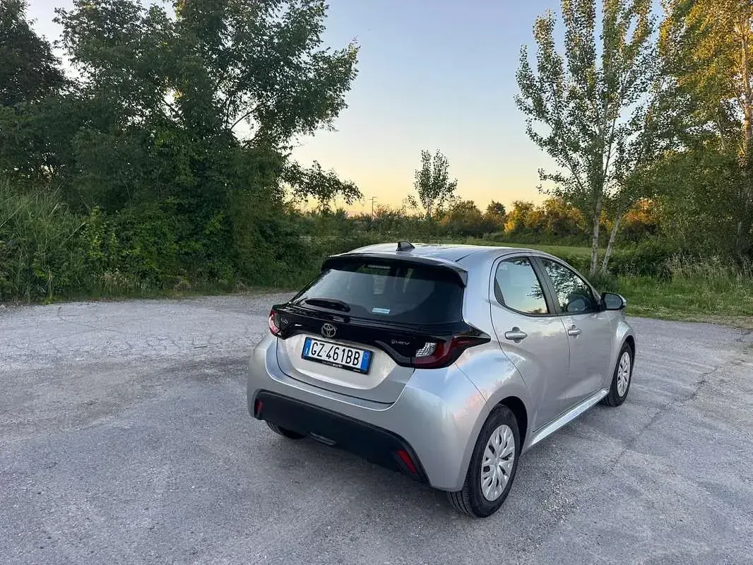 Usata Toyota Yaris Hybrid Trend 92 CV (67 kW) 2025 Argento Berlina