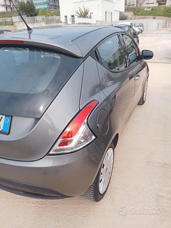 Usata Lancia Ypsilon 95 CV (69 kW) 2013 Grigio Utilitaria