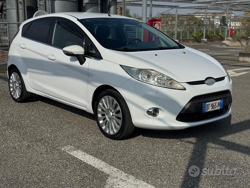 Usata Ford Fiesta Titanium 82 CV (60 kW) 2009 Bianco Utilitaria
