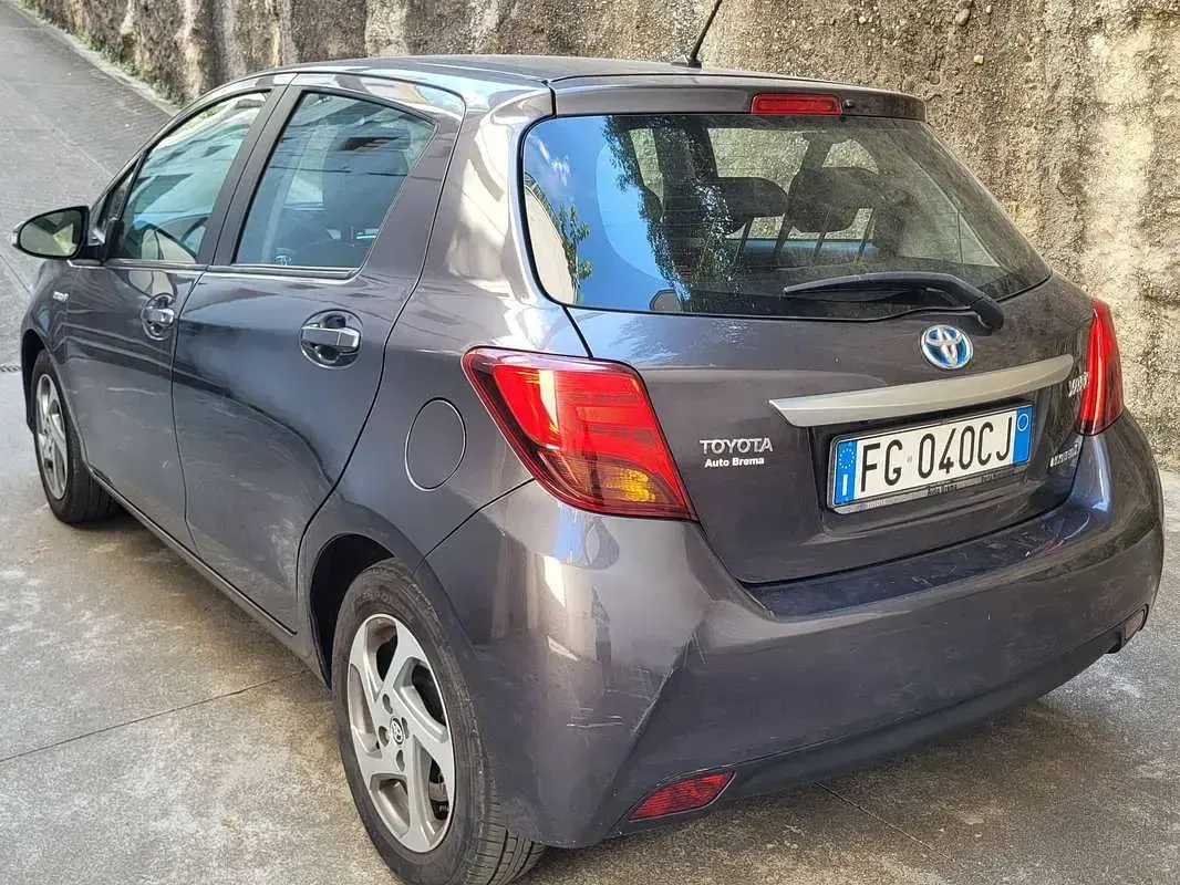 Usata Toyota Yaris Hybrid Active 73 CV (53 kW) 2016 Grigio Berlina