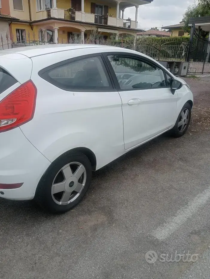 Usata Ford Fiesta 97 CV (71 kW) 2009 Bianco Berlina
