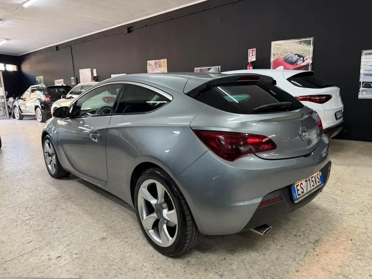 Usata Opel Astra GTC 180 CV (132 kW) 2013 Grigio Berlina