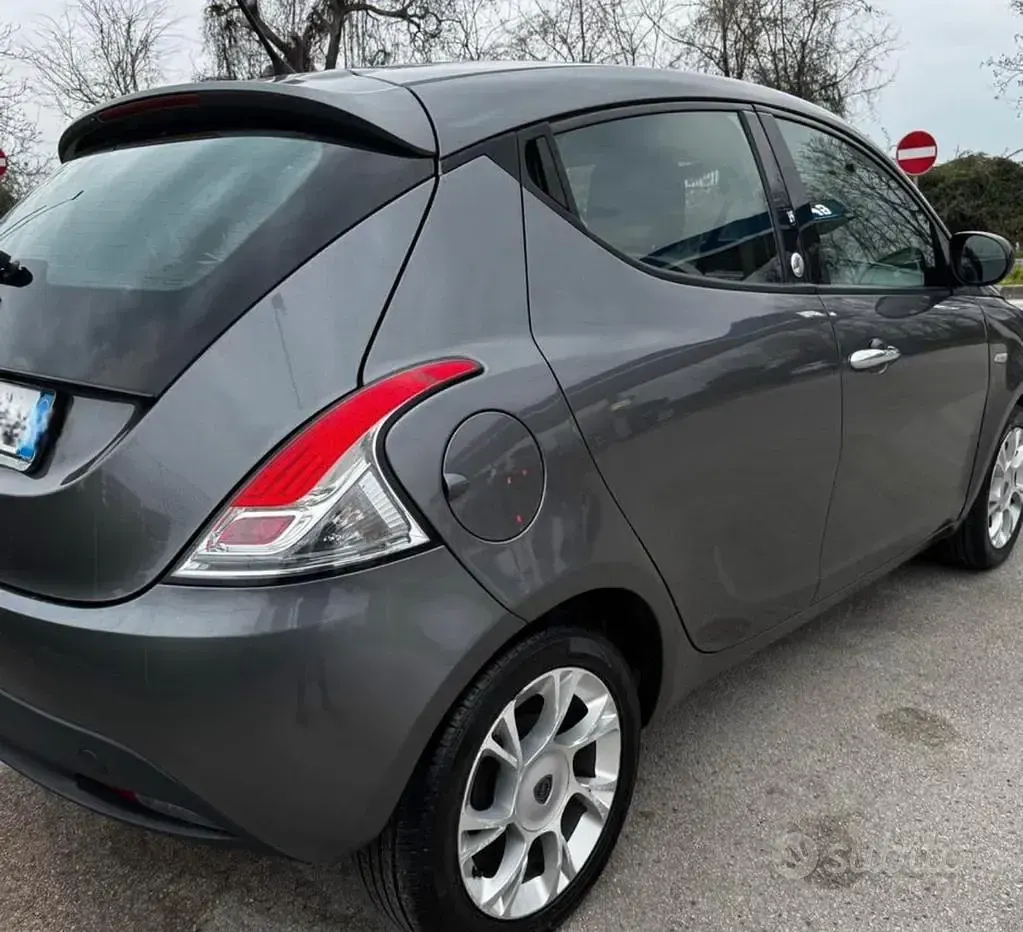 Usata Lancia Ypsilon 69 CV (50 kW) 2016 Grigio Utilitaria