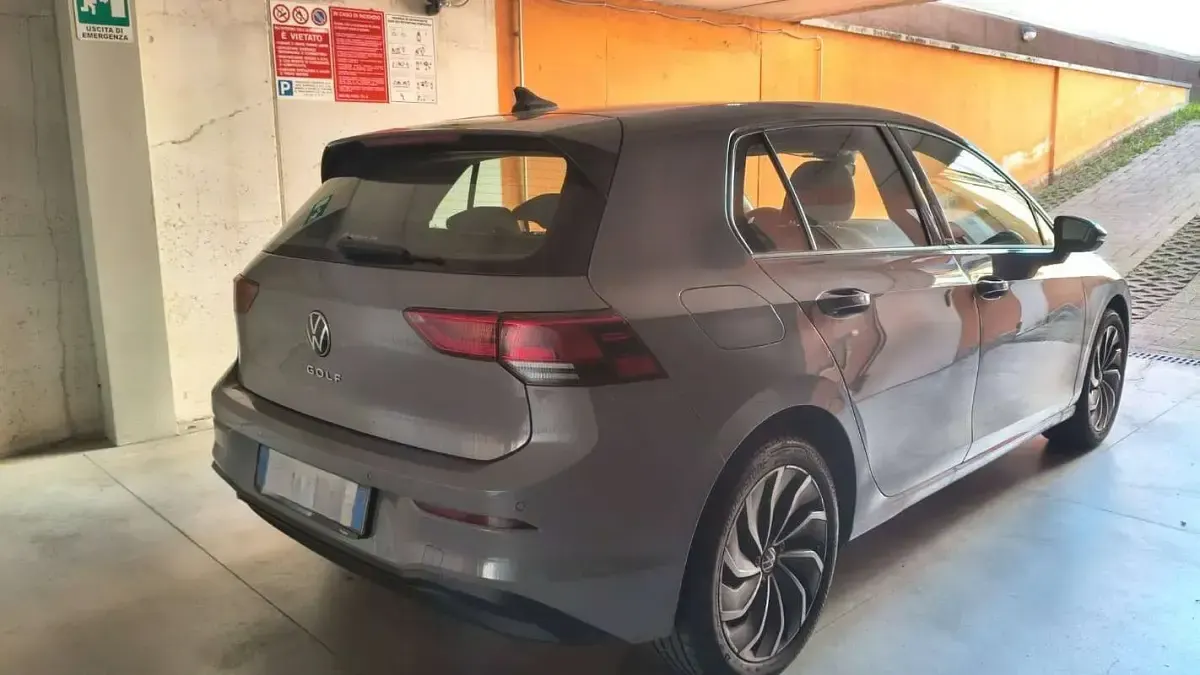 Usata VW Golf VIII Life 131 CV (96 kW) 2021 Grigio Utilitaria