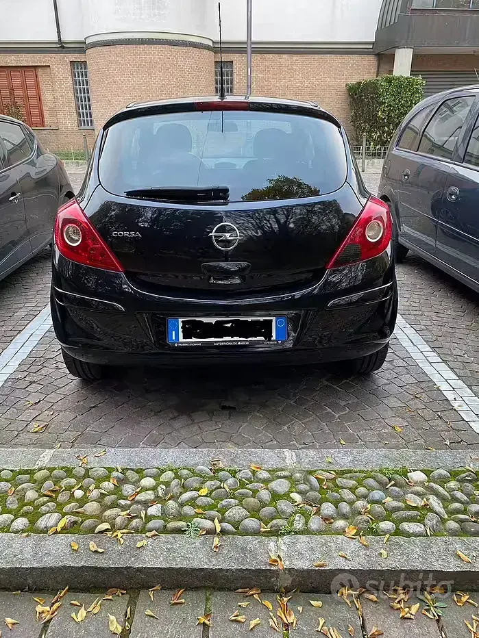 Usata Opel Corsa 85 CV (62 kW) 2010 Nero Utilitaria
