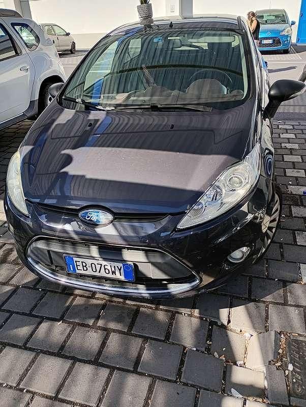 Usata Ford Fiesta Titanium 68 CV (50 kW) 2010 Grigio Berlina