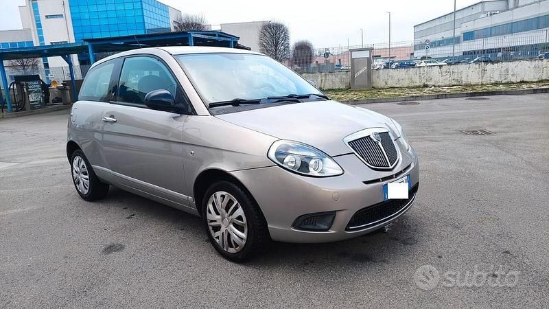 Usata Lancia Ypsilon 69 CV (50 kW) 2011 Viola Utilitaria
