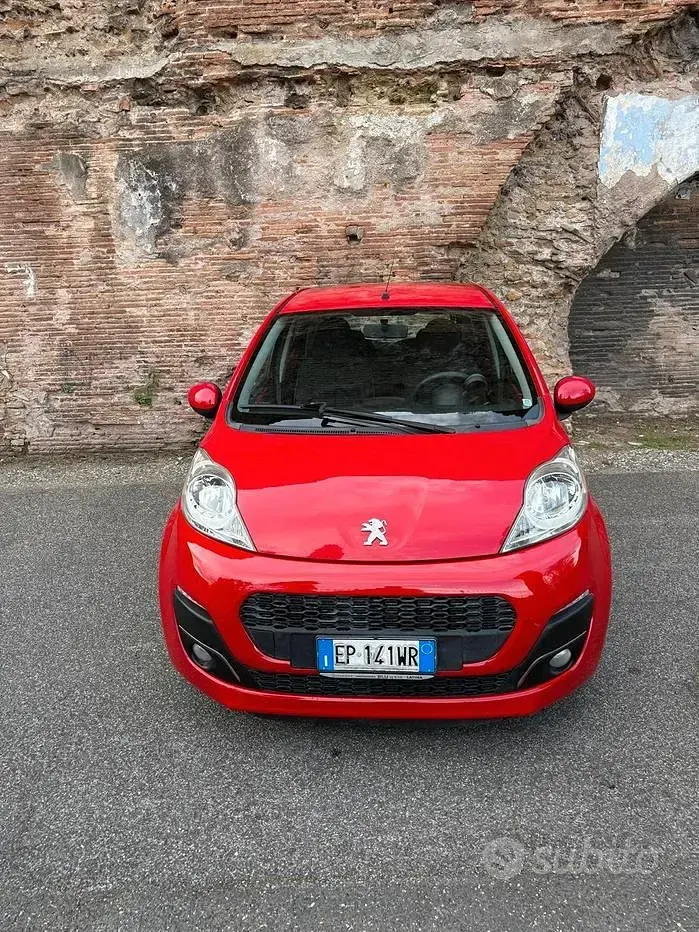 Usata Peugeot 107 Urban Move 68 CV (50 kW) 2013 Rosso Utilitaria