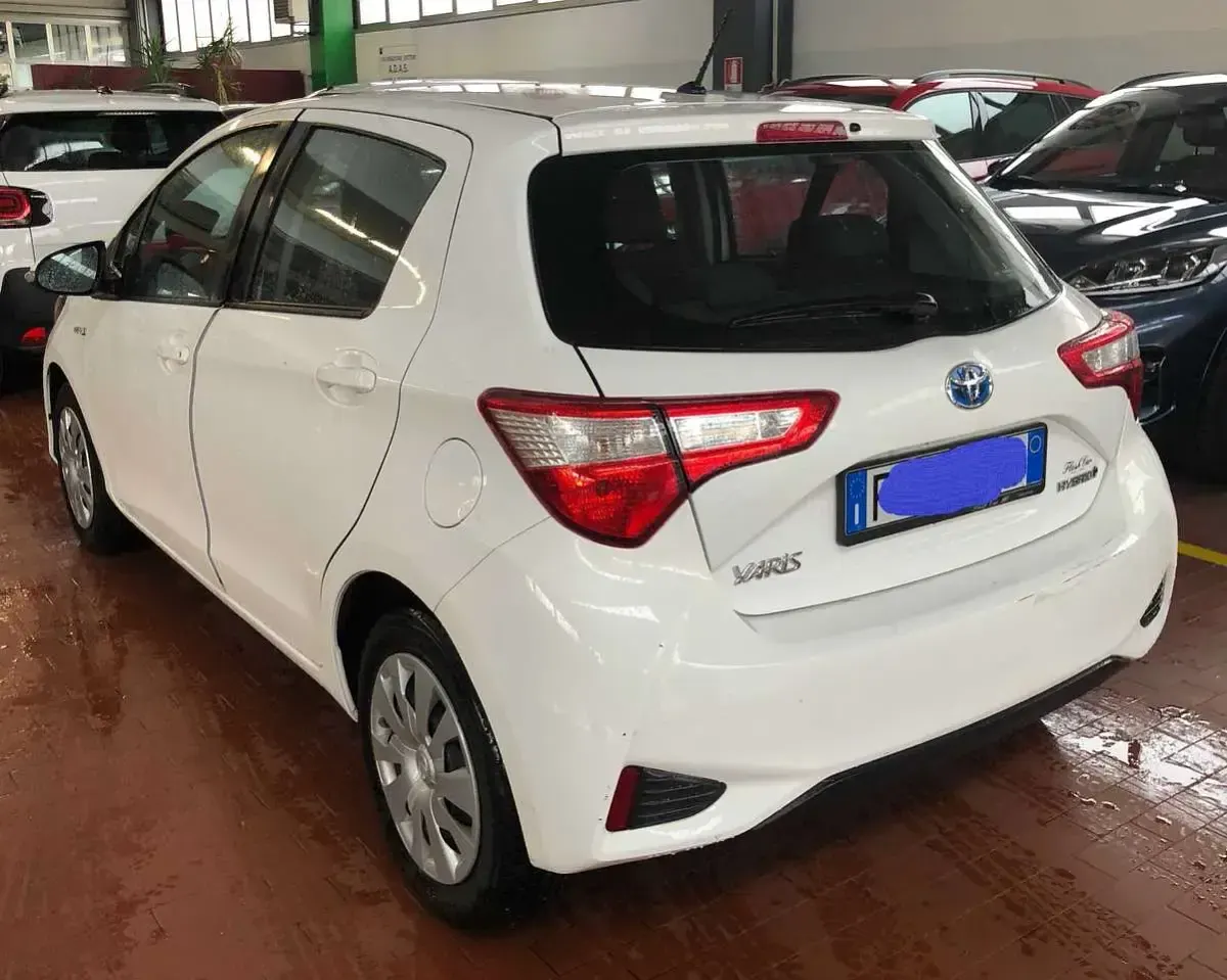 Usata Toyota Yaris Hybrid Cool 73 CV (53 kW) 2019 Bianco Berlina