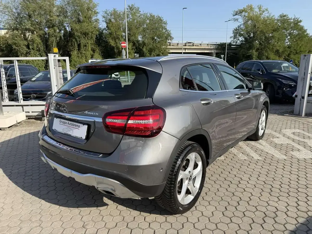 Usata Mercedes GLA200 Premium 136 CV (100 kW) 2017 Grigio cometa SUV
