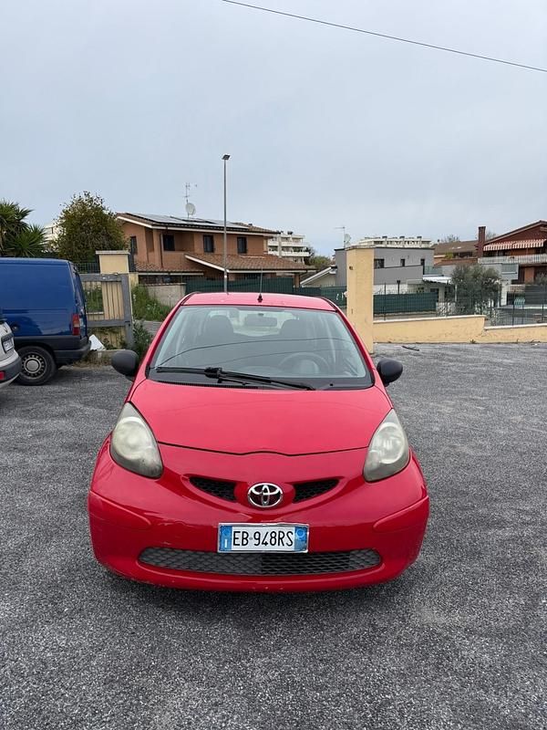 Usata Toyota Aygo 67 CV (49 kW) 2011 Rosso Utilitaria