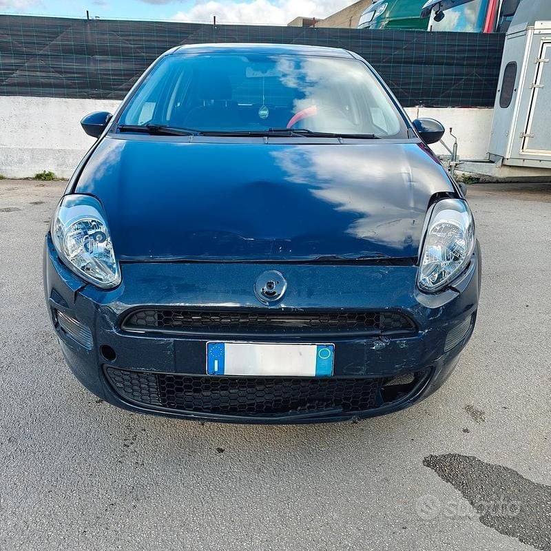 Blu Usata 2015 Fiat Punto Lounge Tre volumi | 2500 € (Super prezzo) - Immagine 1/4