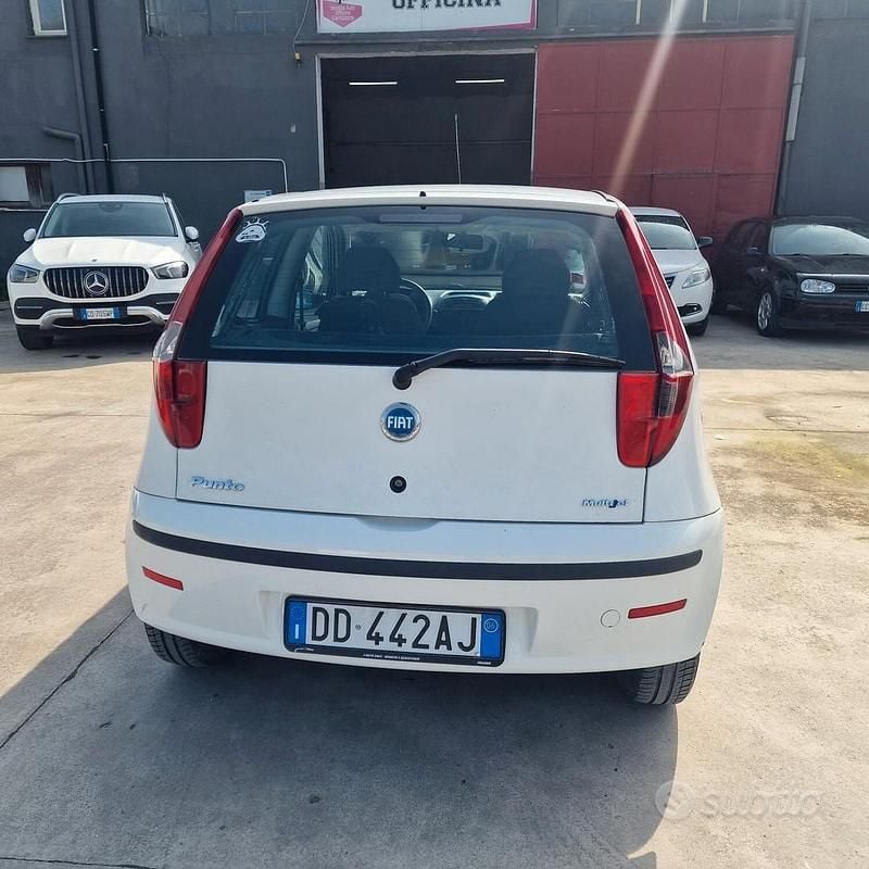 Usata Fiat Punto Dynamic 69 CV (50 kW) 2006 Bianco Utilitaria