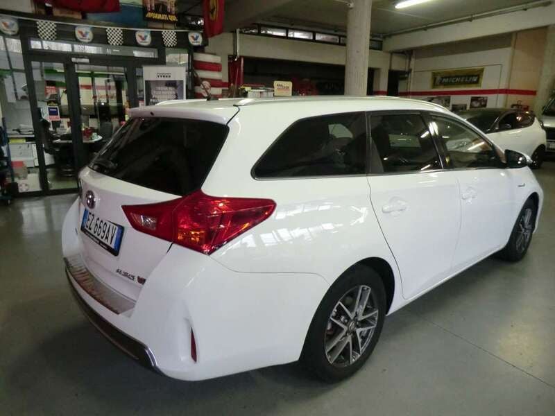 Usata Toyota Auris Hybrid Active 99 CV (72 kW) 2015 Bianco Station wagon