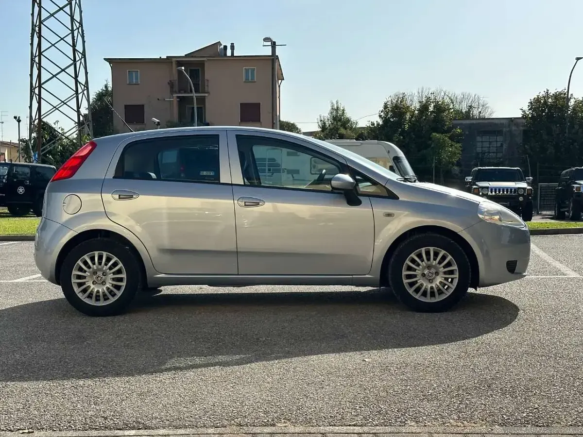 Usata Fiat Grande Punto Active 65 CV (47 kW) 2008 Argento Utilitaria