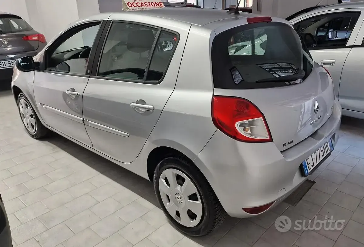 Usata Renault Clio II Dynamique 75 CV (55 kW) 2011 Grigio Berlina