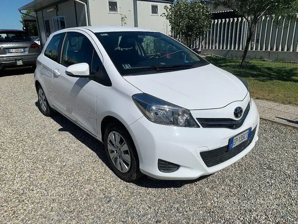 Usata Toyota Yaris Active 69 CV (50 kW) 2013 Bianco Utilitaria