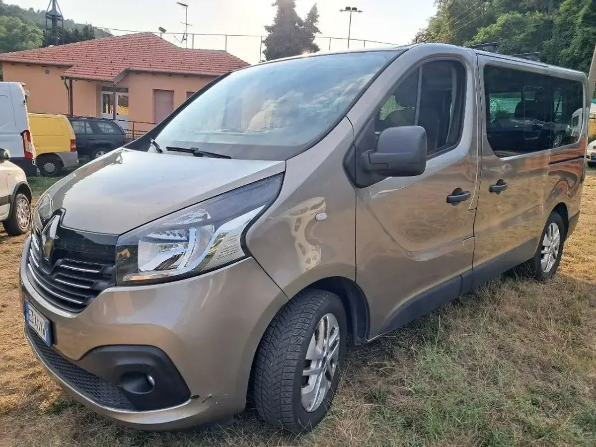Usata Renault Trafic 140 CV (102 kW) 2016 Bronzo Monovolume