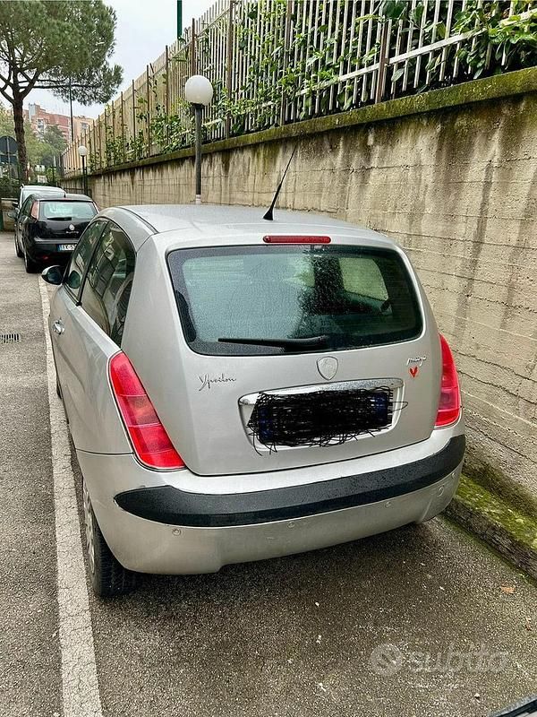 Usata Lancia Ypsilon 75 CV (55 kW) 2006 Grigio Utilitaria